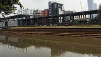 Suasana di Dukuh Atas tersebut cukup riuh. Selain lalu lintas KRL dan klakson dari kemacetan Jalan Sudirman di atasnya, di kawasan tersebut memang tengah dibangun proyek besar lainnya, yakni pembangunan Mass Rapid Transit (MRT) yang letaknya selemparan batu dari proyek Stasiun Sudirman Baru.