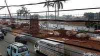 Proyek flyover tersebut ditargetkan rampung pada 2018 mendatang dan bisa mengatasi kemacetan di sekitar wilayah tersebut.