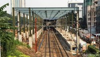 Nantinya akan dibangun jalan akses bagi pejalan kaki dari Stasiun Sudirman ke Stasiun Sudirman baru melewati kolong jembatan Jalan Sudirman.