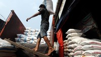 Pekerja memindahkan beras dari Pasar Induk Cipinang, Jakarta Timur, ke truk, Rabu (17/05/2017).