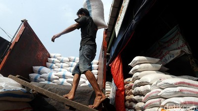 Jelang Ramadan, Stok di Cipinang Beras Aman
