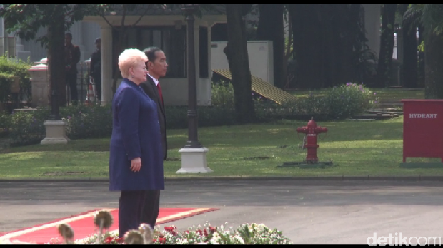 Presiden Jokowi menyambut Presiden Republik Lithuania Dalia Grybauskaite.