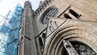 Perbaikan dan pengecetan ulang ini bertujuan untuk menjaga menara gereja agar tetap terawat. 