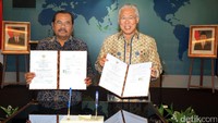Menteri Perdagangan Enggartiasto Lukita dan Jaksa Agung Prasetyo menunjukkan naskah kerja sama yang ditandatangani.