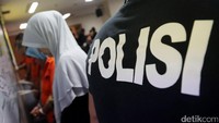 Selain itu, Kementerian Luar Negeri menelusuri dugaan adanya oknum kedutaan besar (kedubes) yang terlibat tindak pidana perdagangan orang (TPPO) berkedok umrah.