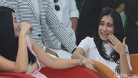 Pelantun Sambalado itu terlihat happy. Pool/Ismail/detikFoto.