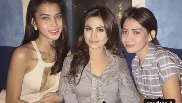 Transgender Dinda Syarif Kerap Foto Bareng Artis, Kaum Hawa Teriak WannaCry