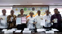 Sejumlah barang bukti seperti 11 unit hp, 17 paspor, 5 buku rekening beserta atm dan tiket pesawat juga diperlihatkan kepada wartawan.