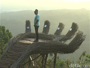 Tangan Raksasa yang Lagi Viral di Yogyakarta