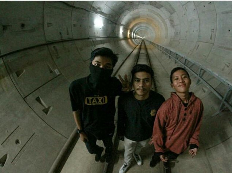 Ramai di Medsos, 3 Bocah Selfie Ilegal di Proyek MRT Ramai di Medsos, 3 Bocah Selfie Ilegal di Proyek MRT