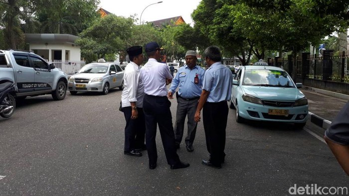 Tarif Taksi Online Diatur, Saham Taksi Konvensional Melejit