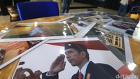 Anak-anak OMDK (orang dengan masalah kejiwaan) melukis di sela-sela pameran lukisan Merintis Jejaring Art Burt Indonesia di gedung Kemendikbud, Jakarta, Rabu (17/6).
