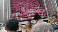 Sebanyak 58 ton bawang putih asal China per kilogramnya dijual Rp 25.000 per kg. Harga ini jauh dari harga bawang putih di pasar yang beberapa waktu lalu mendekati Rp 60.000 per kg.