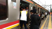 Pelecehan Terus di KRL, Pria Anggap Perempuan Objek Seks Belaka?