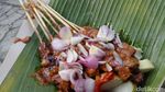 Sedapnya Sate Sapi Empuk Berbalut Bumbu Kacang yang Gurih Manis