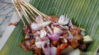 Potongan daging sapi dengan paduan lemak kenyal enak disantap hangat-hangat. Sambal merah dan irisan bawang merah segar jadi pelengkap sempurna. Seporsi sate sapi dengan lontong dibandrol dengan harga Rp 25.000.
