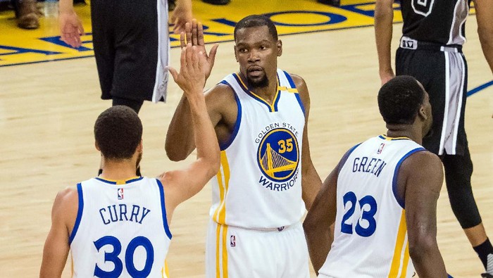 Warriors Libas Spurs, Kini Unggul 2-0