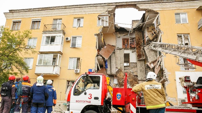 2 orang tewas dan 8 lainnya mengalami luka-luka akibat ledakan gas yang terjadi di sebuah apartemen di Volgograd, Rusia.
