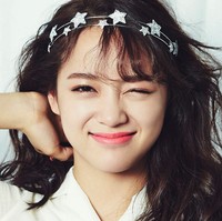 Sejeong juga mengakui kulitnya agak gelap. Ia mengaku sangat memerhatikan warna kulitnya karena melihat artis lain memiliki kulit yang sangat cerah. Oleh karena itu, personel grup Gugudan ini setiap hari selalu menggunakan krim pencerah wajah. Foto: istimewa