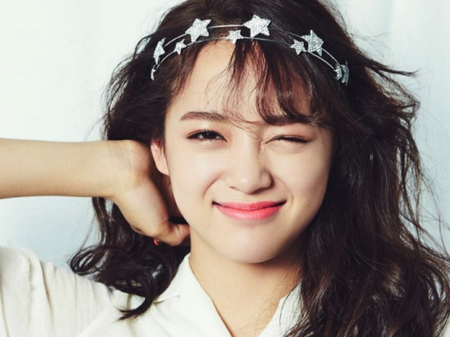 Sejeong juga mengakui kulitnya agak gelap. Ia mengaku sangat memerhatikan warna kulitnya karena melihat artis lain memiliki kulit yang sangat cerah. Oleh karena itu, personel grup Gugudan ini setiap hari selalu menggunakan krim pencerah wajah. Foto: istimewa