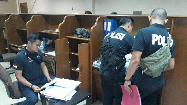  Bareskrim Polri dan Kemenaker menggeledah tempat penampungan TKI ilegal PT Bidar Timur di Cawang, Jakarta Timur