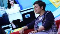Angga ultah ke 17 tahun, di Rumpi: No Secret Trans tv, Kapten Tendean, Jakarta Selatan, Selasa (16/5/2017). Pool/Hanif Hawari/detikFoto.