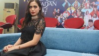 Lirikan matanya bikin deg-degan. Pool/Ismail/detikFoto.