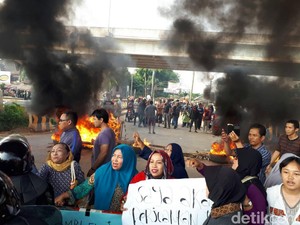 Penertiban Kompleks TNI Jatiwaringin Diwarnai Aksi Bakar Ban