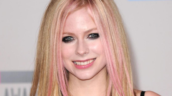 LOS ANGELES, CA - NOVEMBER 21:  Singer Avril Lavigne arrives at the 2010 American Music Awards held at Nokia Theatre L.A. Live on November 21, 2010 in Los Angeles, California.  (Photo by Jason Merritt/Getty Images for DCP)