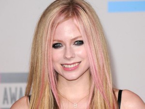 20 Tahun Complicated, Lagu Avril Lavigne Diiringi Teori Konspirasi Kematian