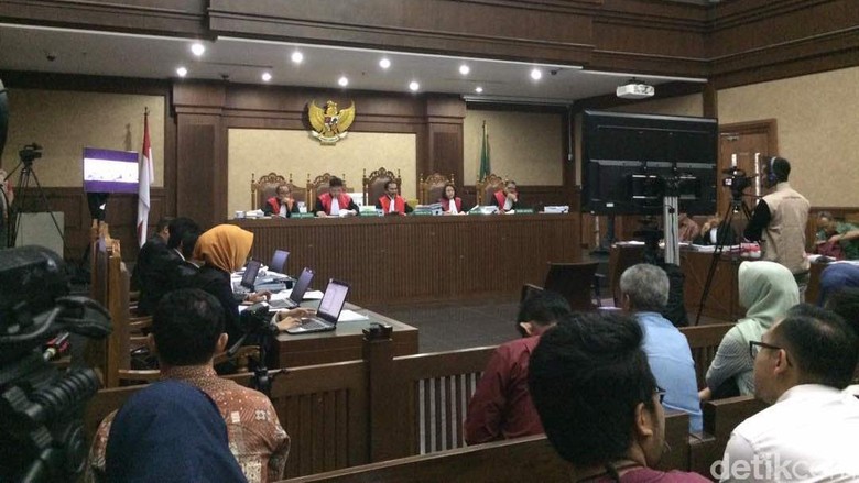 Saksi e-KTP Beberkan Alasan Lari ke Singapura: Diancam dan Diserang Saksi e-KTP Beberkan Alasan Lari ke Singapura: Diancam dan Diserang