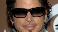 48 Grammy Awards Tahunan - kedatangan LOS ANGELES, CA - FEBRUARY 08: musisi Chris Cornell tiba di Grammy Awards Tahunan ke-48 di Staples Center pada tanggal 8 Februari 2006 di Los Angeles, California (Photo by Stephen Shugerman/Getty Images)