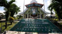 Disana juga terdapat Gereja Katedral Paroki Santo Fransiskus Xaverius.