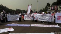 Kasus ini bermula dari masih terkatung-katungnya nasib sekitar 5.000 dosen yang belum diangkat menjadi pegawai negeri sipil. Ini merupakan dampak dari perubahan status perguruan tinggi swasta menjadi negeri, yang ternyata masih menyisakan sejumlah masalah dan belum ada solusinya hingga saat ini.