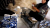 Dari hasil produksi camilan ringan ini, produsen kerupuk di sentra itu bisa mengantongi omzet hingga ratusan juta rupiah dalam sebulan.