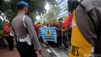 Polisi menjaga aksi ini.