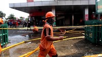 Sebanyak 23 unit mobil pemadam kebakaran dikerahkan.