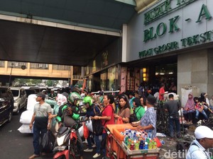 Selang 1 Jam Ditertibkan, PKL Tanah Abang Kembali Lagi ke Jalan