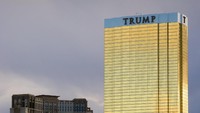 Semua yang berlapis emas tak melulu terlihat indah. Menara Trump di Las Vegas adalah contoh konkretnya. Gedung setinggi 620 kaki itu merusak pemandangan serta memantulkan cahaya matahari berlebih di wilayah sekitar. Pool/Getty Images.