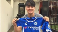 Inilah pose putra Arifin Ilham, Alvin Faiz yang akan menyambut kelahiran anak pertamanya. Alvin adalah fans berat Chelsea, ia pun menyiapkan jersey imut untuk sang jabang bayi. Foto: Instagram @alvin_411