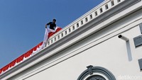 Petugas tengah memasang atribut berupa bendera merah putih di gedung Museum Kebangkitan Nasional, Jakarta, Kamis (18/5/2017).
