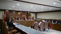 Brotoseno menyimak tuntutan yang dibacakan jaksa.