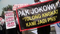 Dalam aksi ini mereka menuntut Presiden Jokowi menyelesaikan masalah peralihan status pegawai 35 PTNB dengan diangkat PNS.