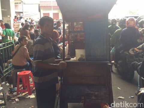 Selang 1 Jam Ditertibkan, PKL Tanah Abang Kembali Lagi ke Jalan