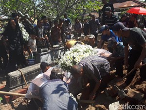 Ratusan Pelayat Antar Jenazah Chatarina ke Pemakaman