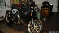 Scrambler Ducati Cafe Racer adalah interpretasi dari sepeda motor legendaris tahun 60-an yang mendorong revolusi sepeda motor. Motor ini dilengkapi dengan skema warna Black Coffee.