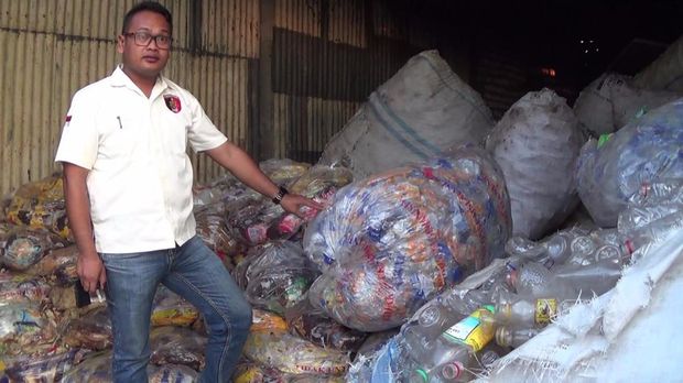 Lokasi pembuatan tepung itu bercampur dengan gudang barang bekas