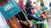 Para penyandang disabilitas melakukan aksi damai di depan Istana Negara, Jakarta, Kamis (18/05/2017).