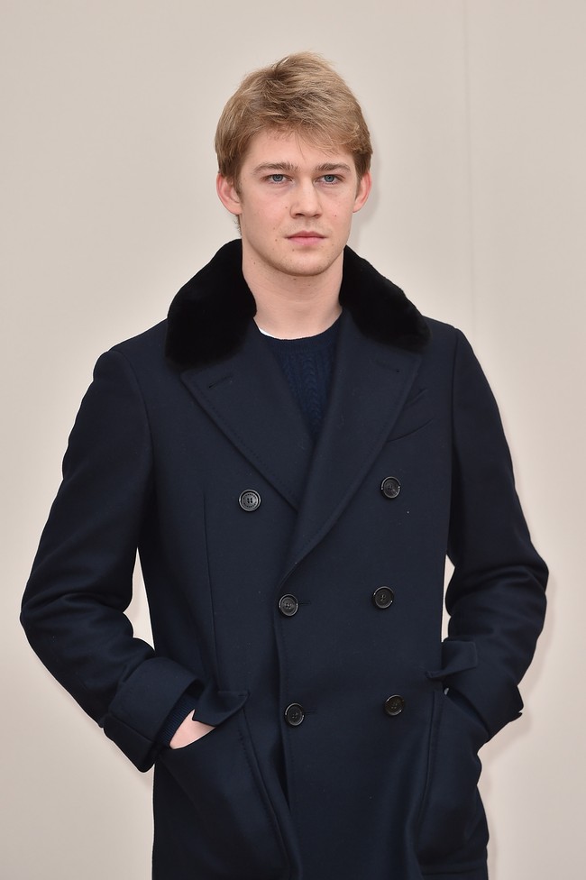 Joe Alwyn merupakan aktor kelahiran London, Inggris. Usianya dua tahun lebih muda dari Taylor Swift. Foto: Gareth Cattermole/Getty Images for Burberry