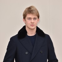 Joe Alwyn merupakan aktor kelahiran London, Inggris. Usianya dua tahun lebih muda dari Taylor Swift. Foto: Gareth Cattermole/Getty Images for Burberry